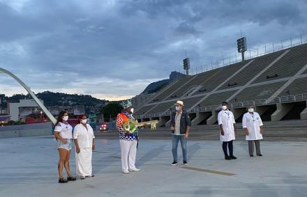 Chave do Carnaval é entregue a profissionais da saúde no Rio de Janeiro 