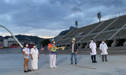 Sem carnaval: chave da cidade é entregue a profissionais da saúde no Sambódromo