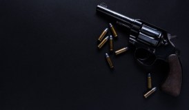 Homem pega 3 anos de prisão após ter crise de ciúmes e atirar durante swing