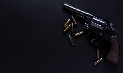 Homem pega 3 anos de prisão após ter crise de ciúmes e atirar durante swing