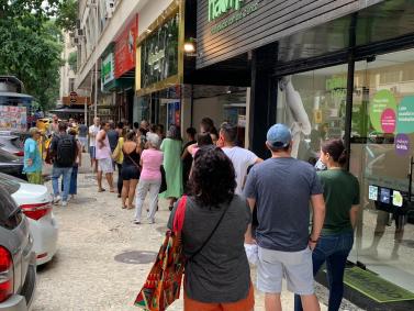 Fila para compra de máscaras em Copacabana, no Rio