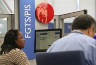 FGTS: Trabalhadores devem priorizar dívidas e consumo básico, dizem economistas