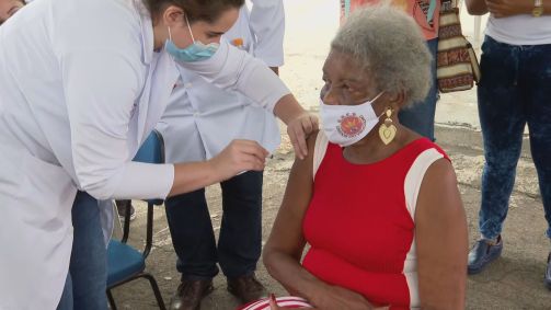 Velha guarda do samba se vacina em Sambódromo da Marquês de Sapucaí