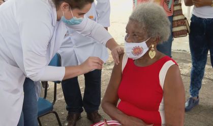 Velha guarda do samba se vacina em Sambódromo da Marquês de Sapucaí 