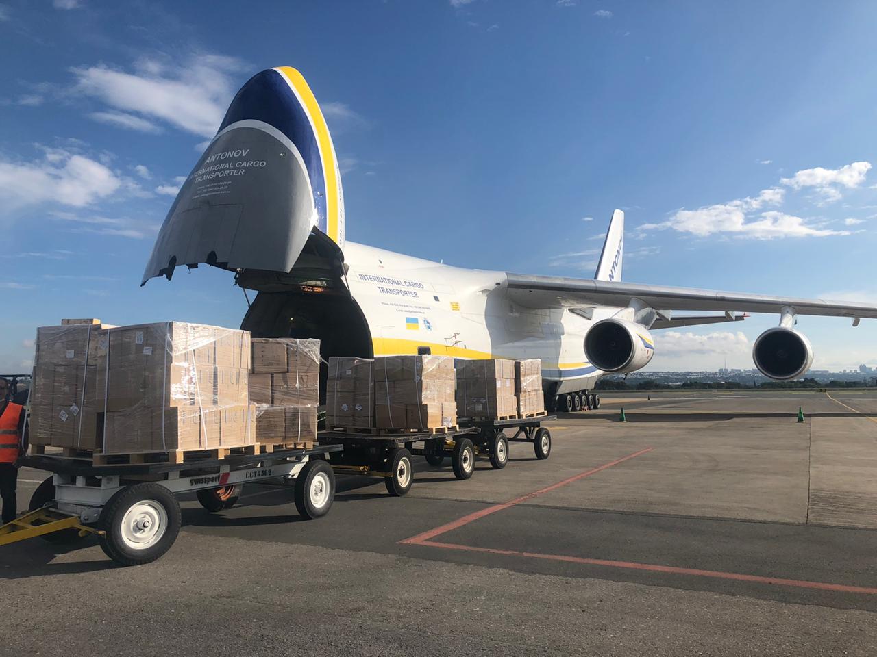 Antonov chega a Brasília com 4 milhões de máscaras vindo da China
