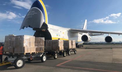 Cargueiro chega a Brasília com 6 milhões de máscaras contra coronavírus