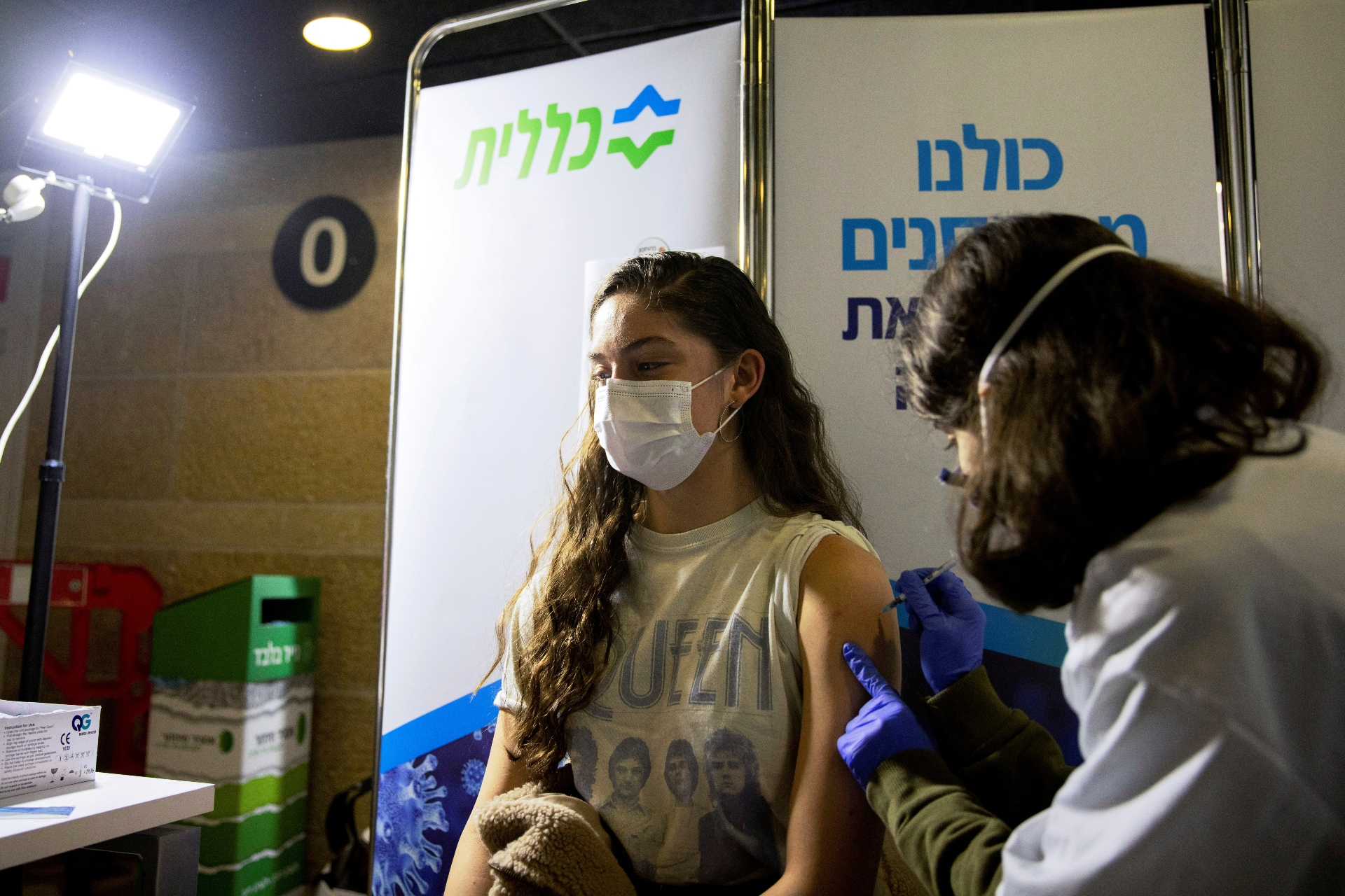 Jovem é vacinada contra Covid-19 em Jerusalém
