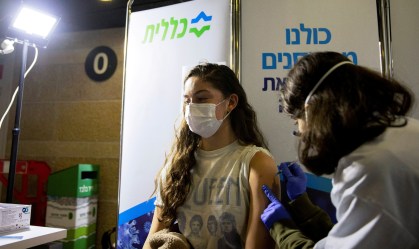 Jovem é vacinada contra Covid-19 em Jerusalém