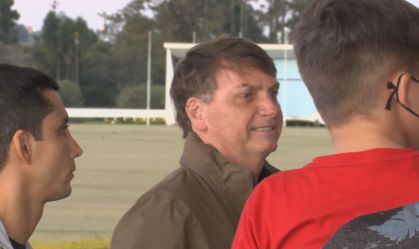 Bolsonaro zera imposto federal do diesel por dois meses