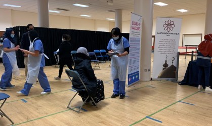 Membros da comunidade local são vacinados contra Covid-19 em mesquita de Londres