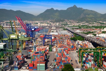 Contêineres no porto do Rio de Janeiro