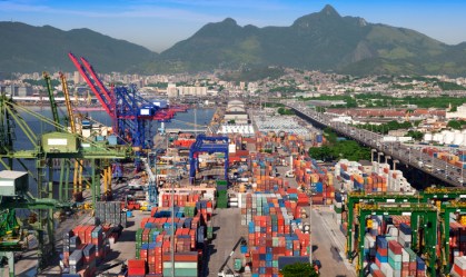 Contêineres no porto do Rio de Janeiro