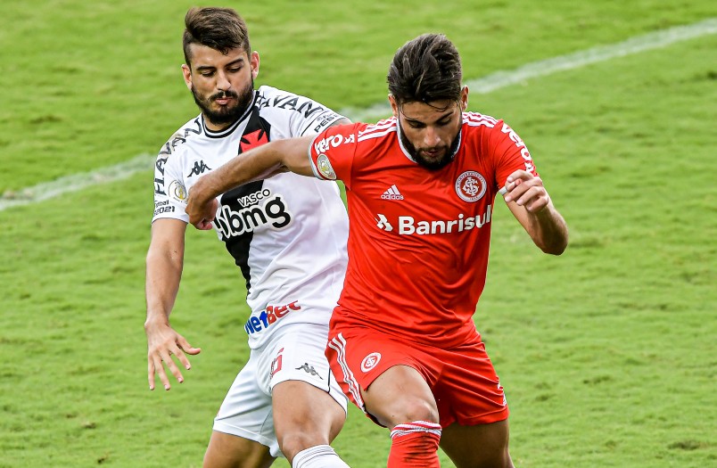 Ricardo Graça jogador do Vasco disputa lance com Yuri Alberto jogador do Interna