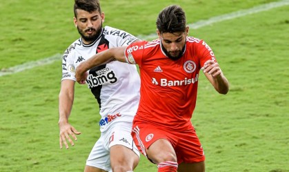 Ricardo Graça jogador do Vasco disputa lance com Yuri Alberto jogador do Interna