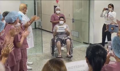 Vídeo: jovem curado da COVID-19 faz homenagem à equipe médica; assista