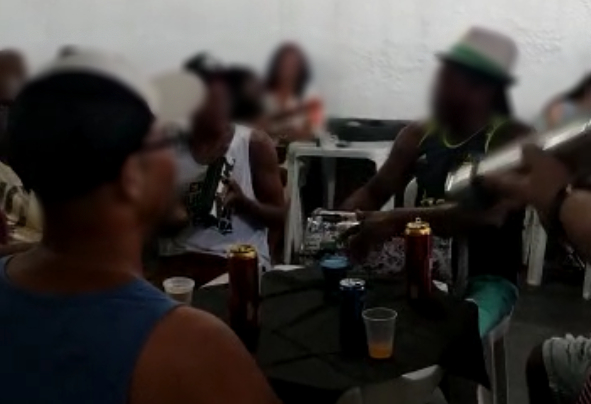 Roda de samba em Vicente de Carvalho, com aglomeração e sem uso de máscara