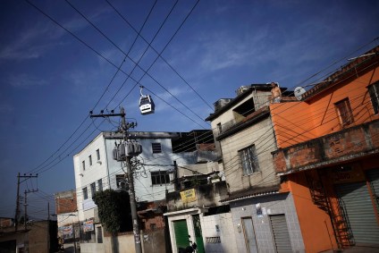 Cabos de distribuição de energia no Complexo do Alemão, no Rio de Janeiro (28/10