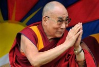 Quem é Dalai Lama, líder espiritual budista que causou polêmica ao beijar criança