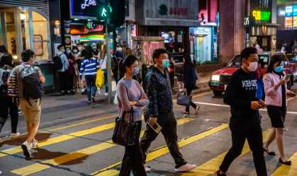 Bilionário de Hong Kong distribui milhões de máscaras com máquinas automáticas
