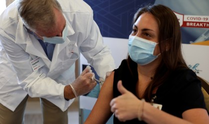 Funcionária de casa de repouso recebe dose da vacina contra Covid-19 em NY