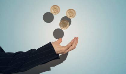Bitcoin volta a ultrapassar US$ 60 mil antes de abertura de capital de corretora