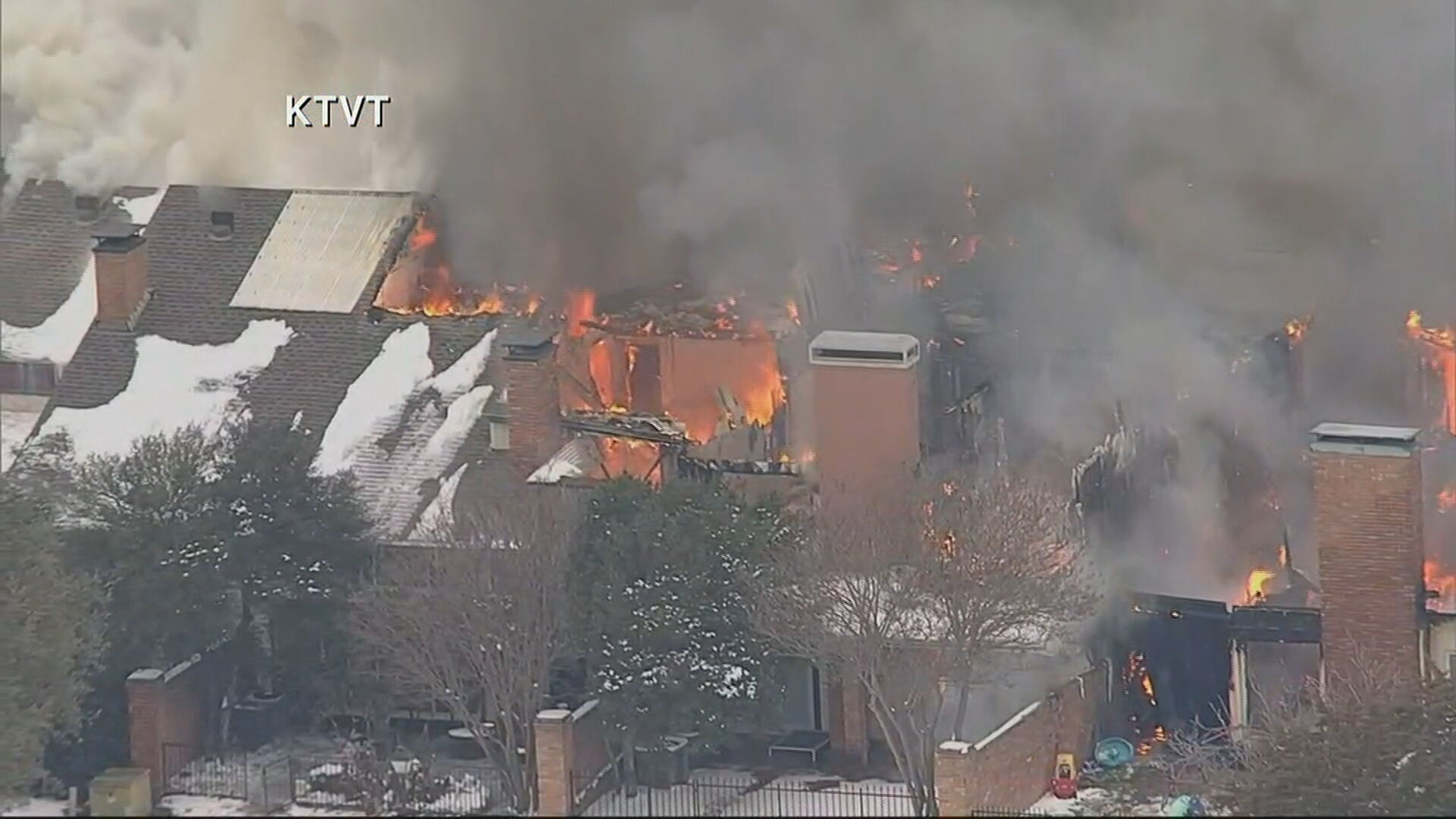 Incêndio atinge casas no Texas (16.fev.2021)