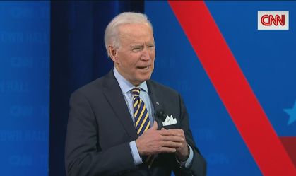 Biden anuncia meta de vacinar todos os professores até final de março