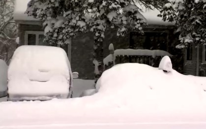 Carros cobertos pela neve após tempestade no Texas (EUA)