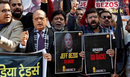 Lojistas indianos protestam contra a Amazon.