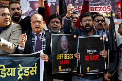 Lojistas indianos protestam contra a Amazon.