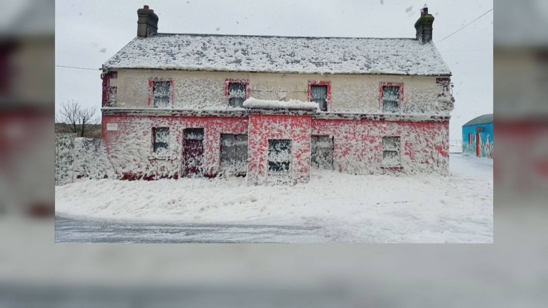Cidade na Irlanda é surpreendida com espuma oceânica 