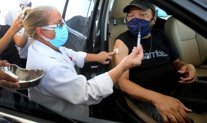 Rio recebe mais 12 mil doses nesta terça-feira para retomar vacinação em idosos