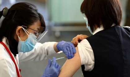 Profissional de saúde recebe dose da vacina contra Covid-19 em Tóquio