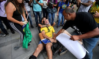 Apoiadores de Silveira agridem manifestante com placa de Marielle em frente à PF