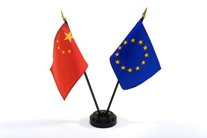 Bandeiras da China e da União Europeia