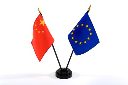 Bandeiras da China e da União Europeia