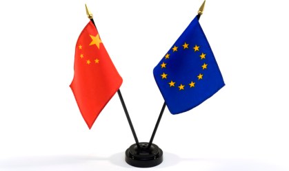 Bandeiras da China e da União Europeia