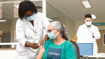 Dulcinéia da Silva recebe a segunda dose da vacina contra a Covid-19