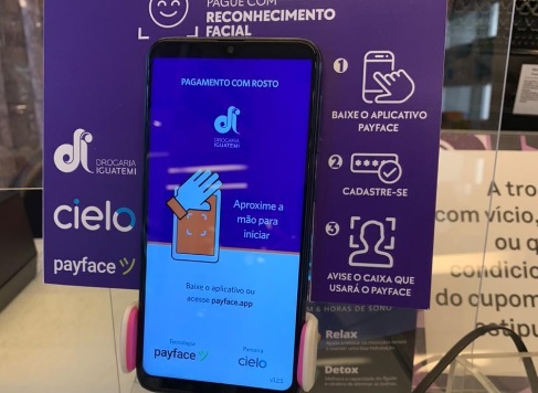 Vista de smartphone com tecnologia de reconhecimento facil. 