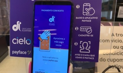 Vista de smartphone com tecnologia de reconhecimento facil. 