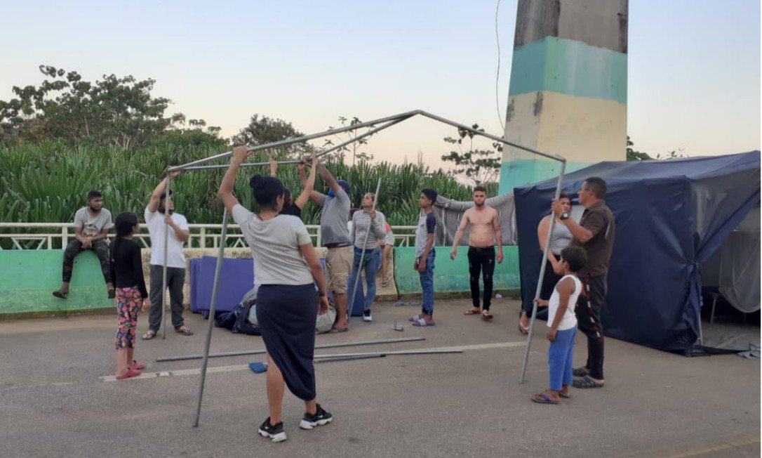 Imigrantes venezuelanos e haitianos são barrados e acampam na Ponte da Amizade