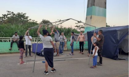 Barrados no Acre, 450 imigrantes acampam em ponte que liga Brasil e Peru