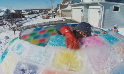Criatividade no inverno: mãe constrói iglu colorido para os filhos nos EUA