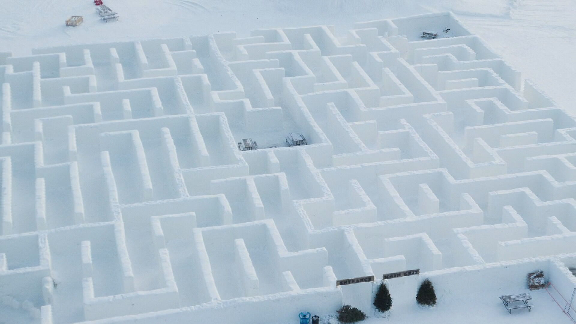 Engenheiros do Canadá quebram recorde com o maior labirinto de neve do mundo