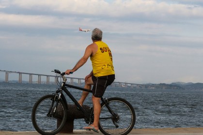 Homem de bicicleta no Rio de Janeiro