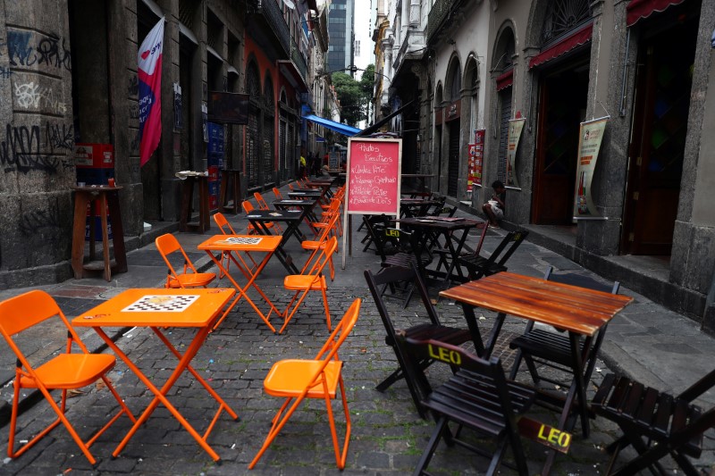Mesas vazias em restaurante no Rio de Janeiro