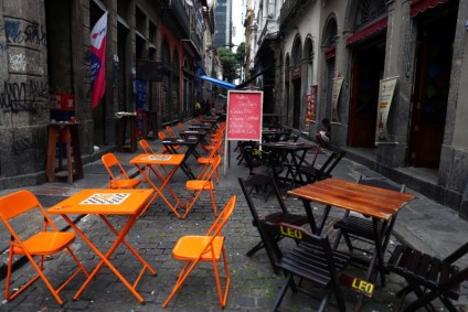 Mesas vazias em restaurante no Rio de Janeiro