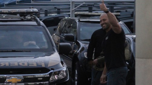 Deputado Daniel Silveira (PSL-RJ) cumprimenta apoiadores no Rio de Janeiro