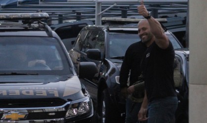 Deputado Daniel Silveira (PSL-RJ) cumprimenta apoiadores no Rio de Janeiro