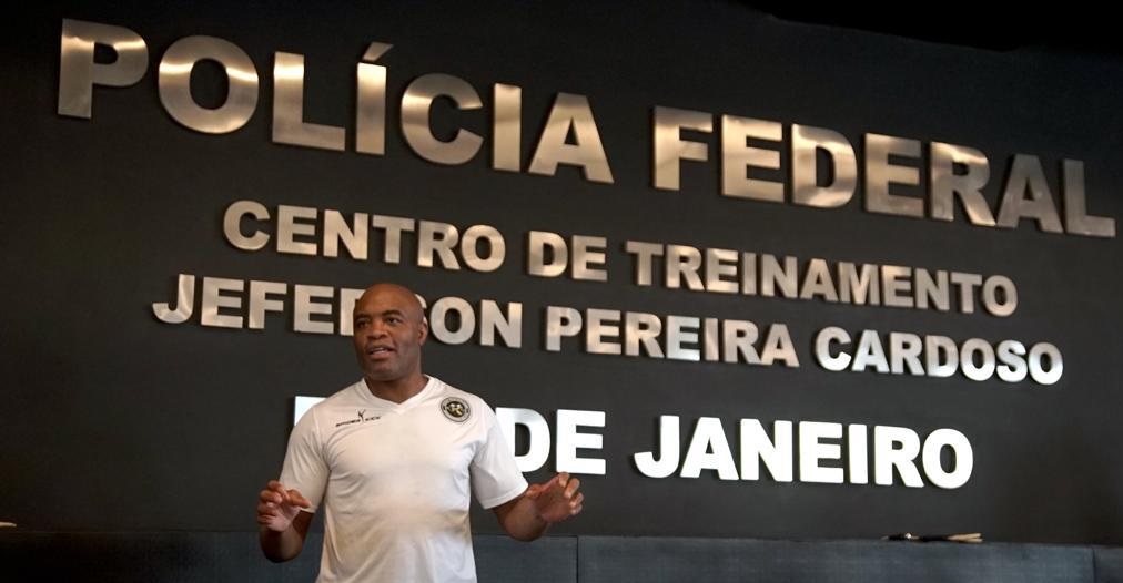 Anderson Silva dá treinamento a policiais federais, no Rio de Janeiro